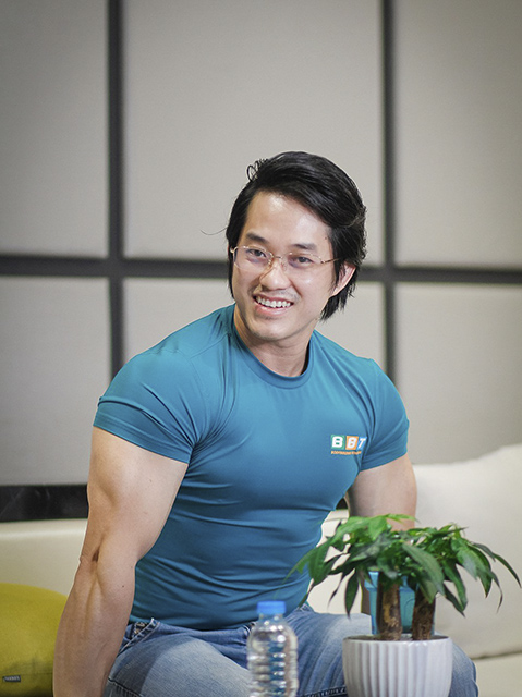 Cảnh đông người tụ tập trước THOL Gym Center trong buổi đối chất giữa Duy Nguyen THOL và các nghệ sĩ, cộng đồng mạng