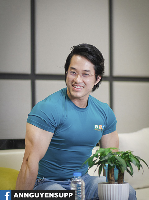 Duy Nguyen THOL đang tập luyện trong phòng gym, thể hiện sự chuyên nghiệp và cường độ tập luyện cao