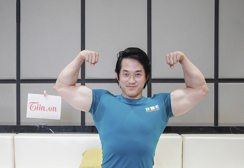 Duy Nguyen THOL chụp ảnh tại một sự kiện thể hình, thể hiện vóc dáng cân đối và phong thái tự tin của một gymer nổi tiếng