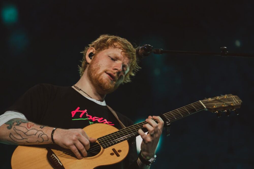 Ed Sheeran biểu diễn guitar đầy say mê trên sân khấu