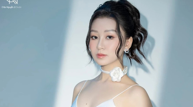 Á khôi Hồ Yến Nhi trong trang phục áo dài truyền thống