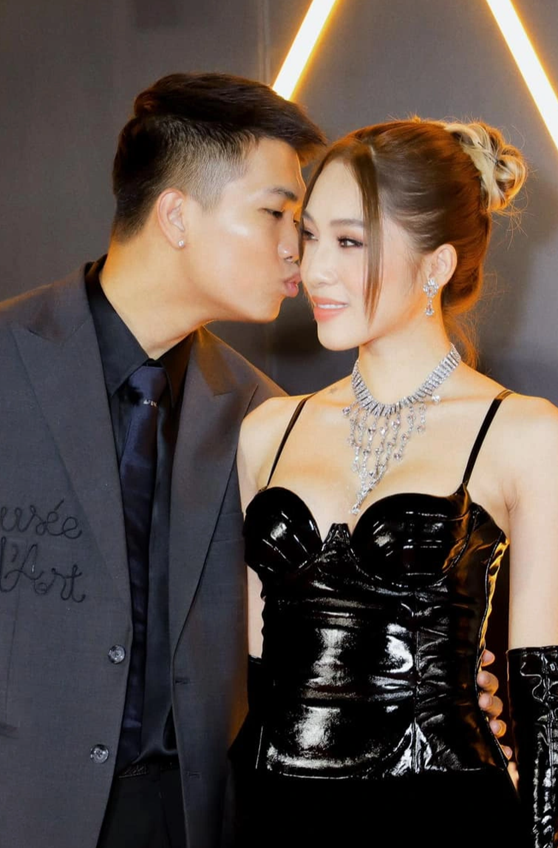 Emily tươi cười bên cây đàn piano