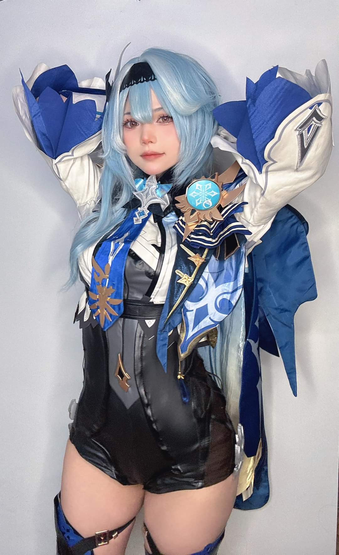 Nữ cosplayer Miu hóa thân thành Eula trong Genshin Impact