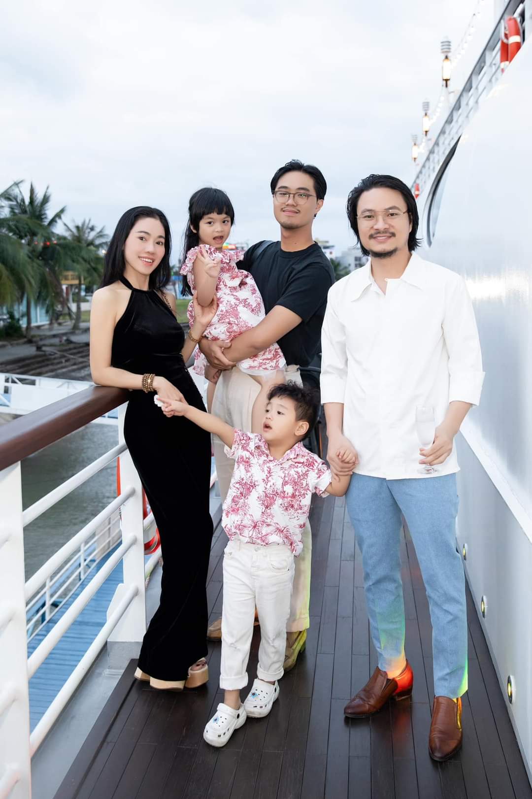 Đạo diễn Hoàng Nhật Nam chụp ảnh cùng đoàn làm phim