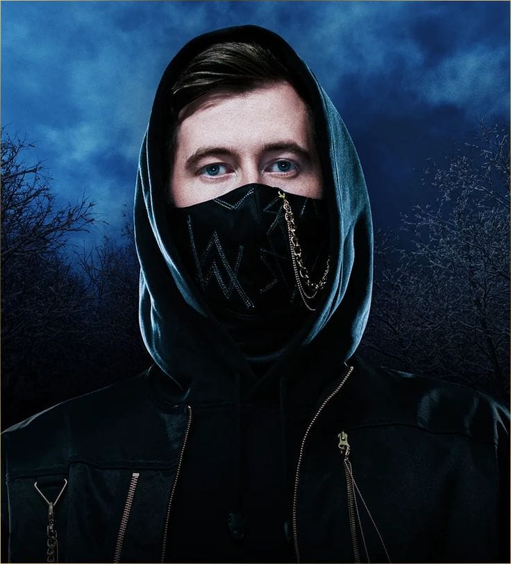 Alan Walker biểu diễn trên sân khấu lớn với chiếc mặt nạ và trang phục đặc trưng