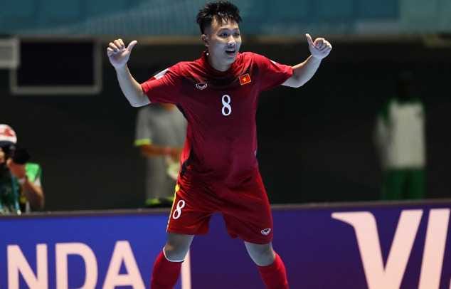 Cầu thủ Futsal Việt Nam trên sân đấu