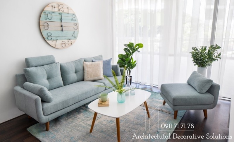 Bộ sofa góc lớn màu trắng sang trọng trong không gian phòng khách hiện đại tại một cửa hàng bán ghế sofa TPHCM.