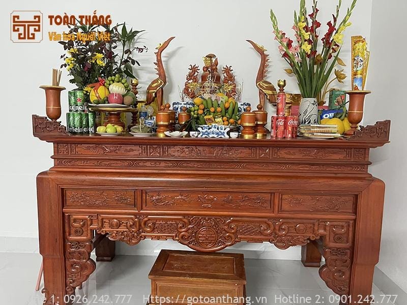 Gia đình quây quần bên bàn thờ trong ngày mùng 1 gia tiên