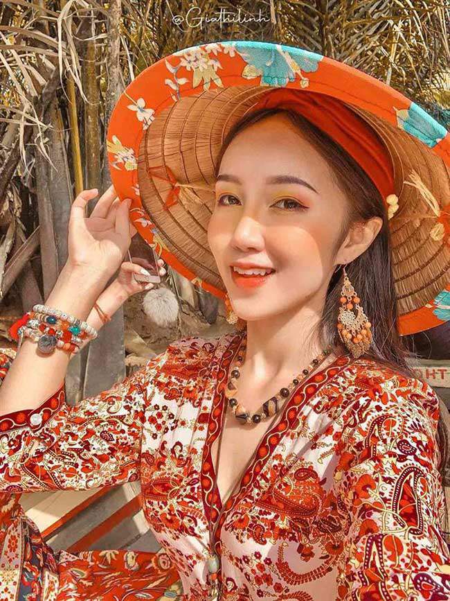 Gia Thị Linh tạo dáng ấn tượng, thể hiện phong cách thời trang độc đáo