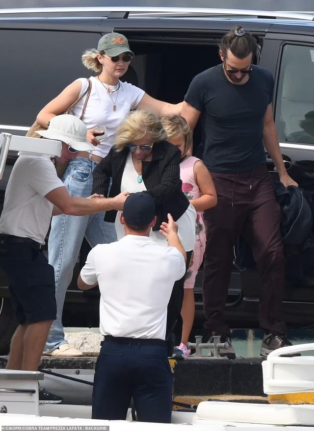 Gigi Hadid trẻ trung trong một bộ ảnh đời thường