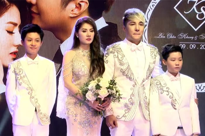 Gia đình hạnh phúc của Kim Jun See và Lâm Chấn Khang bên hai con trai.