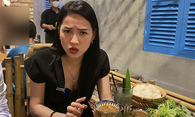 A Dinh SG đang quay video, thể hiện niềm đam mê sáng tạo nội dung và chia sẻ trải nghiệm du lịch