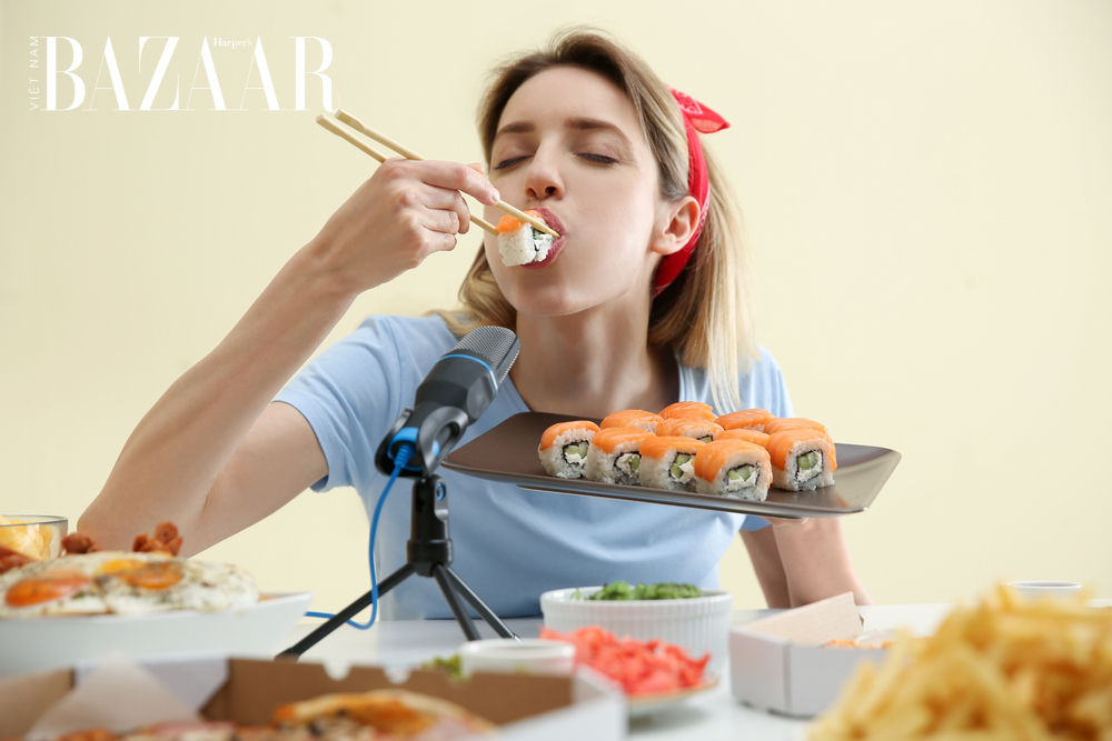 Người nổi tiếng ăn mukbang tại một nhà hàng với nhiều món ăn