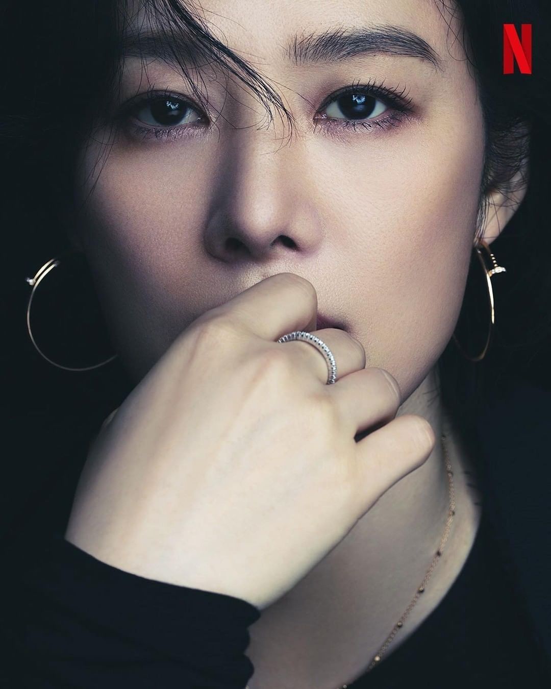 Kim Hyun-joo quyến rũ trên bìa tạp chí Harper's Bazaar