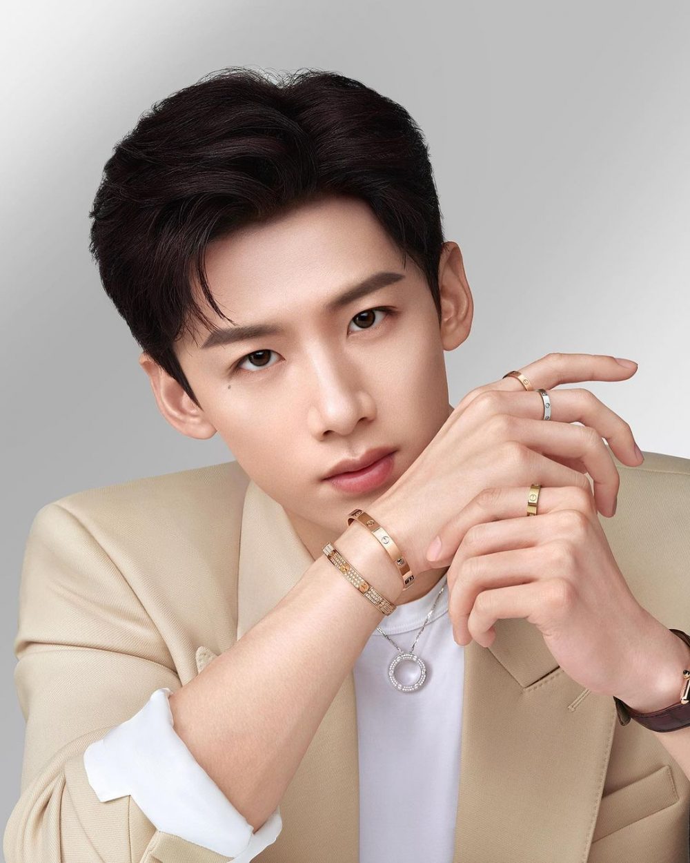 Bạch Kính Đình trong một shoot hình thời trang, thể hiện vẻ đẹp thanh lịch