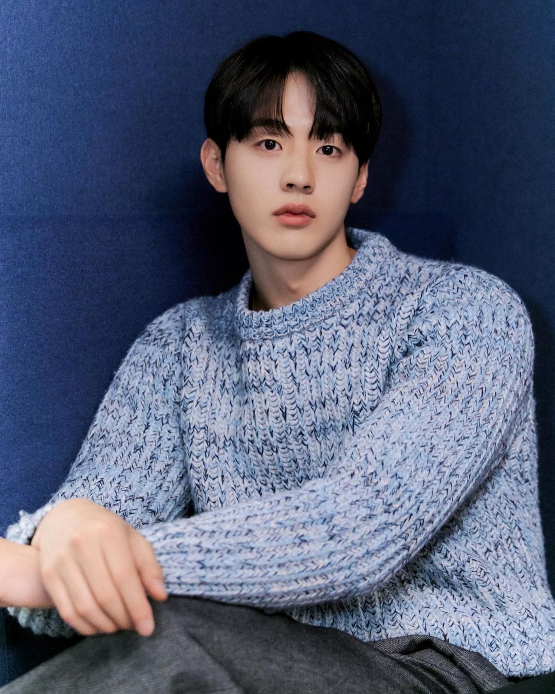 Kim Hyun Jin với phong thái tự tin trong bộ ảnh thời trang, thể hiện tài năng người mẫu