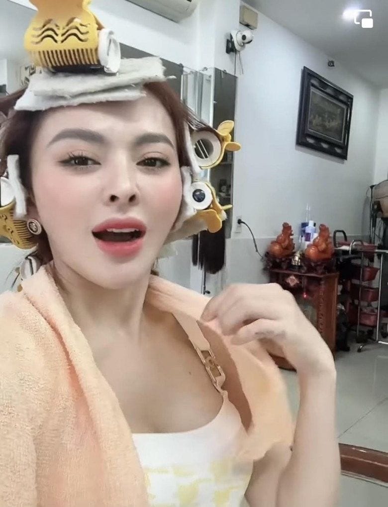 Trang Nemo với biểu cảm tự tin, phong thái cá nhân sau lùm xùm pháp lý