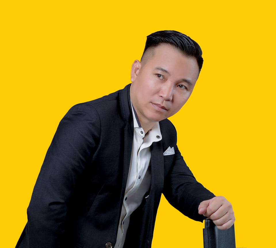Một buổi biểu diễn của Nhạc sĩ Tô Hiếu trên sân khấu, thể hiện sự kết nối với khán giả