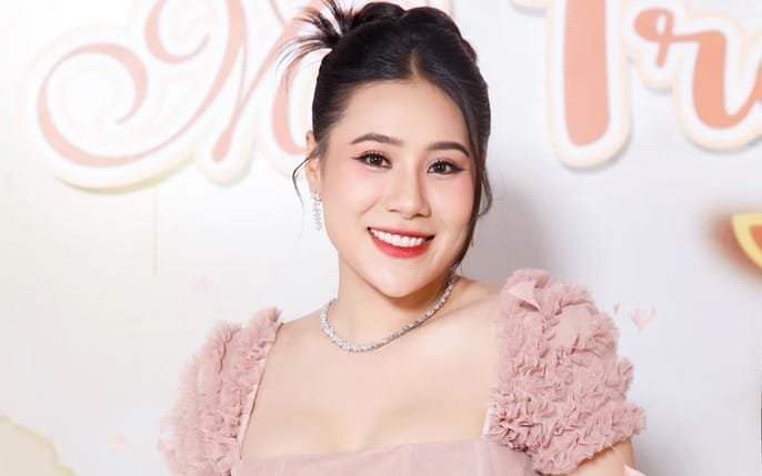 Hồ Bích Trâm trẻ trung trong trang phục đời thường, phản ánh hình ảnh giản dị, gần gũi của người nổi tiếng