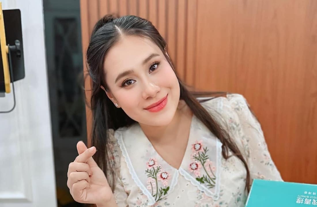 Người mẫu Hồ Bích Trâm rạng rỡ với phong cách thời trang năng động, thể hiện vẻ đẹp của nữ diễn viên đa tài