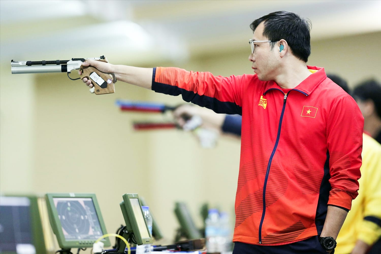 Hoàng Xuân Vinh với huy chương vàng Olympic lịch sử