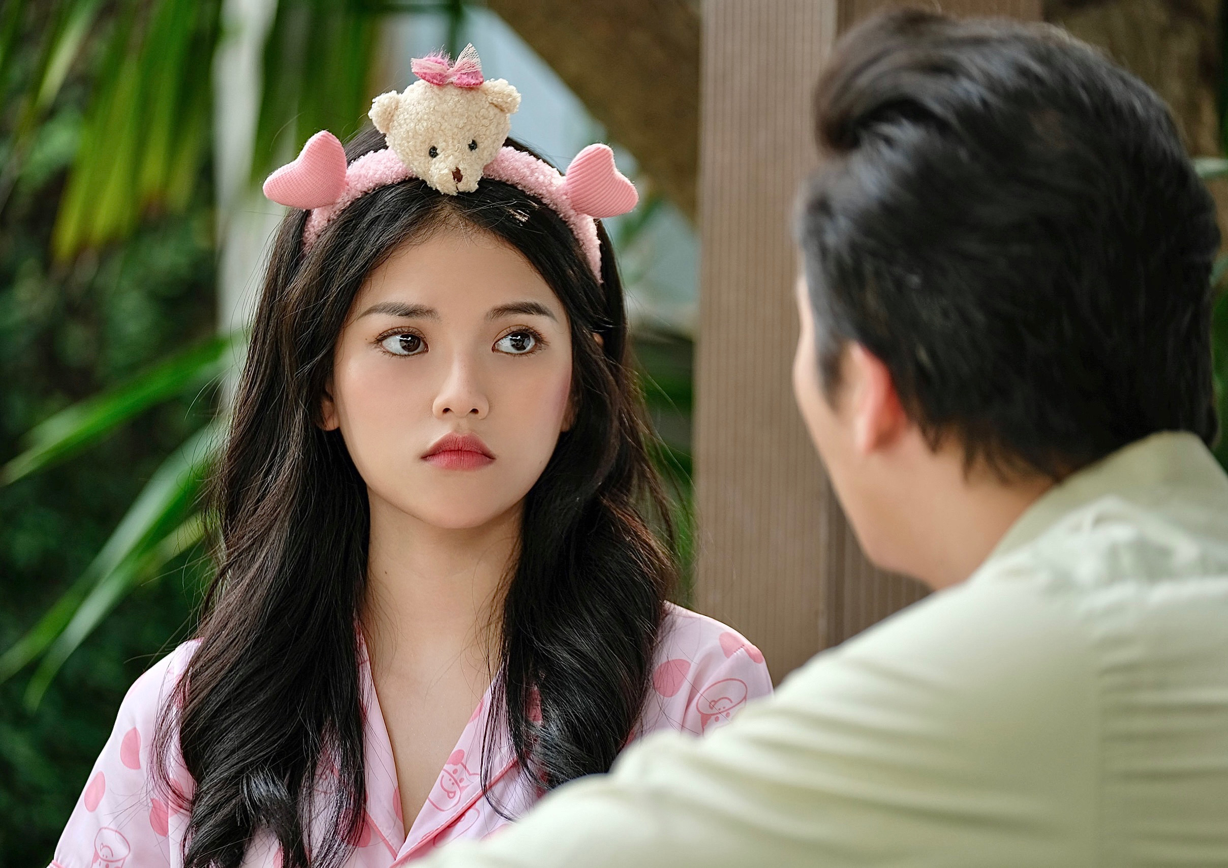 Mai Bích Trâm trong bối cảnh phim Hoa Sơn Trà
