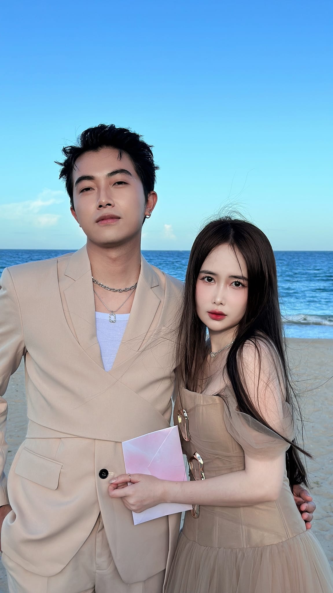 Mai Quỳnh Anh và Cris Phan trong bộ ảnh cưới lãng mạn, thể hiện tình yêu bền chặt