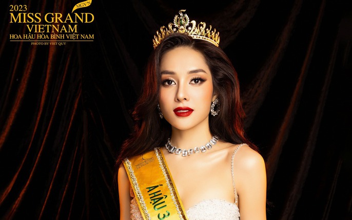 Lê Thị Hồng Hạnh với trang phục dạ hội màu hồng
