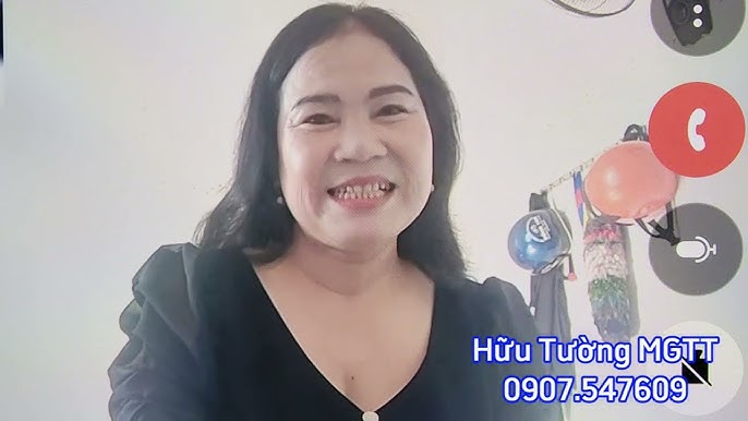 Đôi bạn trẻ nắm tay nhau bước đi trên con đường lãng mạn, hình ảnh biểu tượng của ý trung nhân và tình yêu đôi lứa.