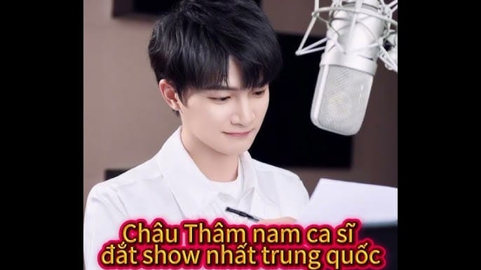Ca sĩ Châu Thâm trong một buổi biểu diễn, với phong thái nghệ sĩ