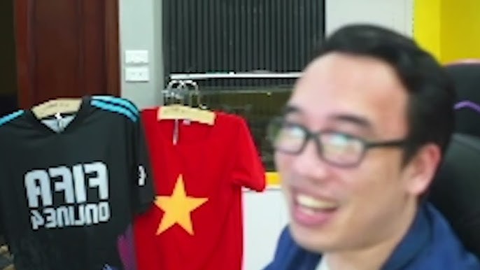 Streamer Bình Be đang livestream FIFA Online 4