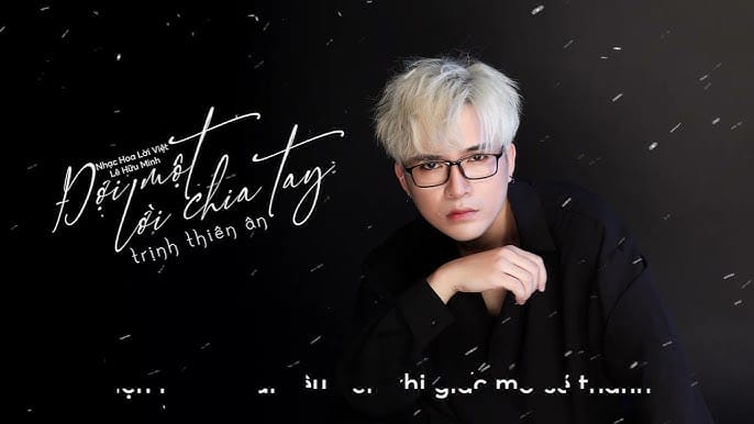 Trịnh Thiên Ân biểu diễn trên sân khấu thể hiện ca khúc "Đợi một lời chia tay"