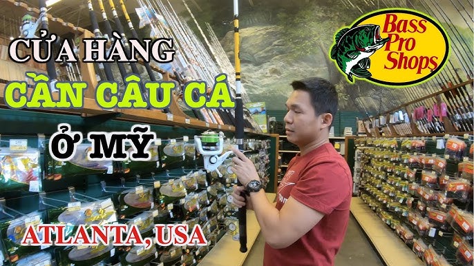 Cần thủ câu cá tại một hồ nước tự nhiên