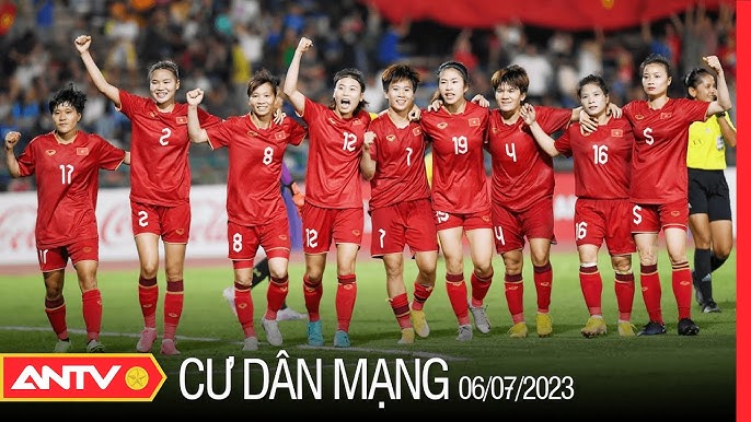Cầu thủ ghi bàn trên sân cỏ, biểu tượng thành công trong giấc mơ bóng đá