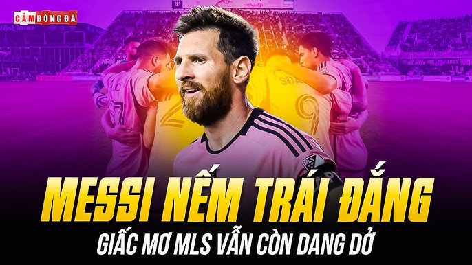 Hình ảnh quả bóng đá và sân cỏ, tượng trưng cho những điềm báo trong giấc mơ bóng đá