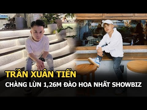 Xuân Tiến trong một khoảnh khắc đời thường, đang tương tác với điện thoại, có thể liên quan đến công việc kinh doanh online của anh