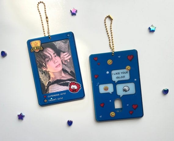 Hình ảnh về một cô gái anime với những biểu tượng cảm xúc và thông điệp yêu thích, thể hiện sự hâm mộ đặc biệt