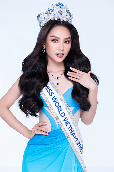 Huỳnh Nguyễn Mai Phương tự tin trong vai trò MC song ngữ, thể hiện tài năng và sự chuyên nghiệp trên sân khấu.