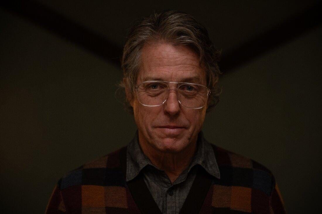 Chân dung Hugh Grant hiện tại, nam diễn viên nổi tiếng với nhiều vai diễn đa dạng.