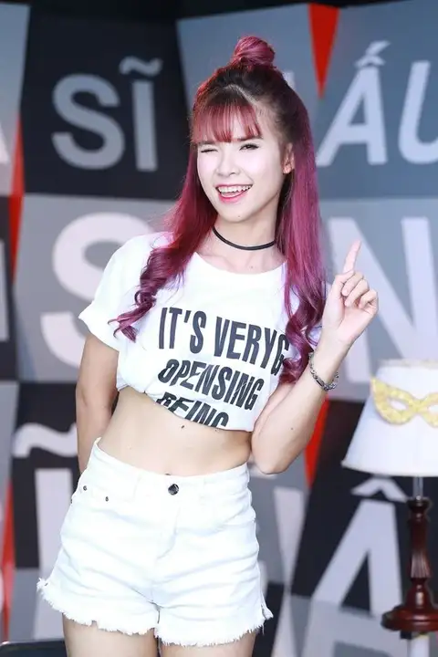 Khởi My giản dị, năng động trong trang phục đời thường