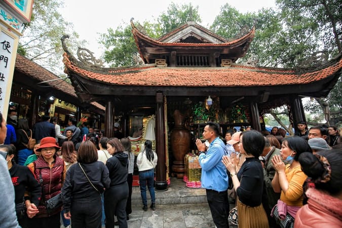 Khung cảnh trang nghiêm tại một ngôi đền, nơi người dân thực hiện các nghi thức tạ lễ, dâng hương và cầu nguyện, tuân thủ các lưu ý về văn khấn tạ lễ.