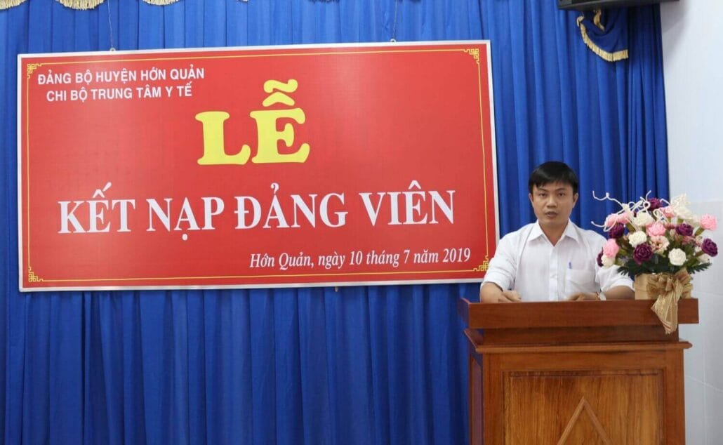 Đại biểu và đảng viên tham dự chương trình kết nạp đảng viên mới