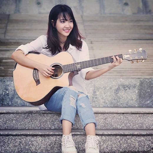 Học viên Trung Tâm Nghệ Thuật Adam đang tập chơi guitar