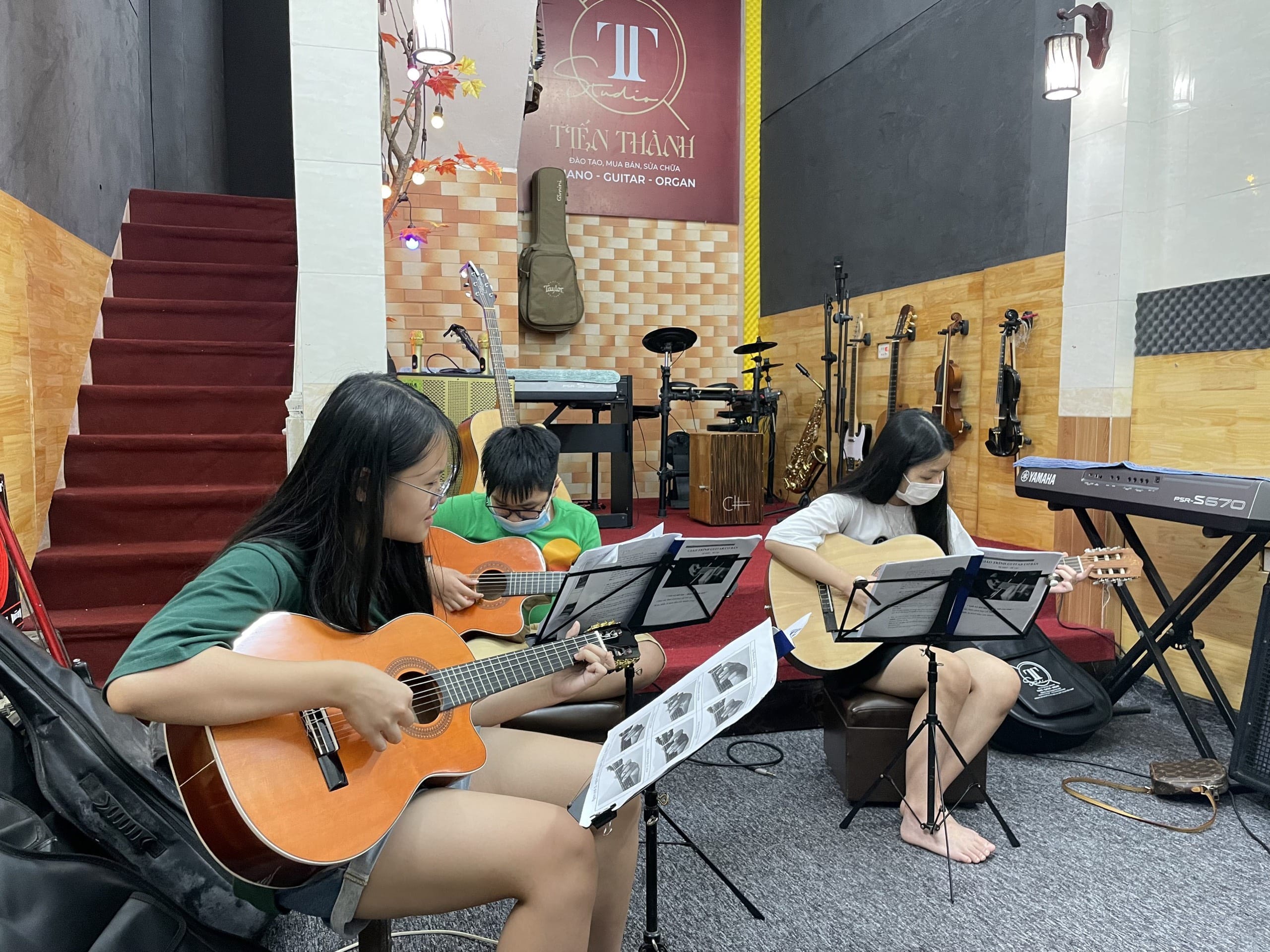 Người chơi guitar biểu diễn trong không gian âm nhạc