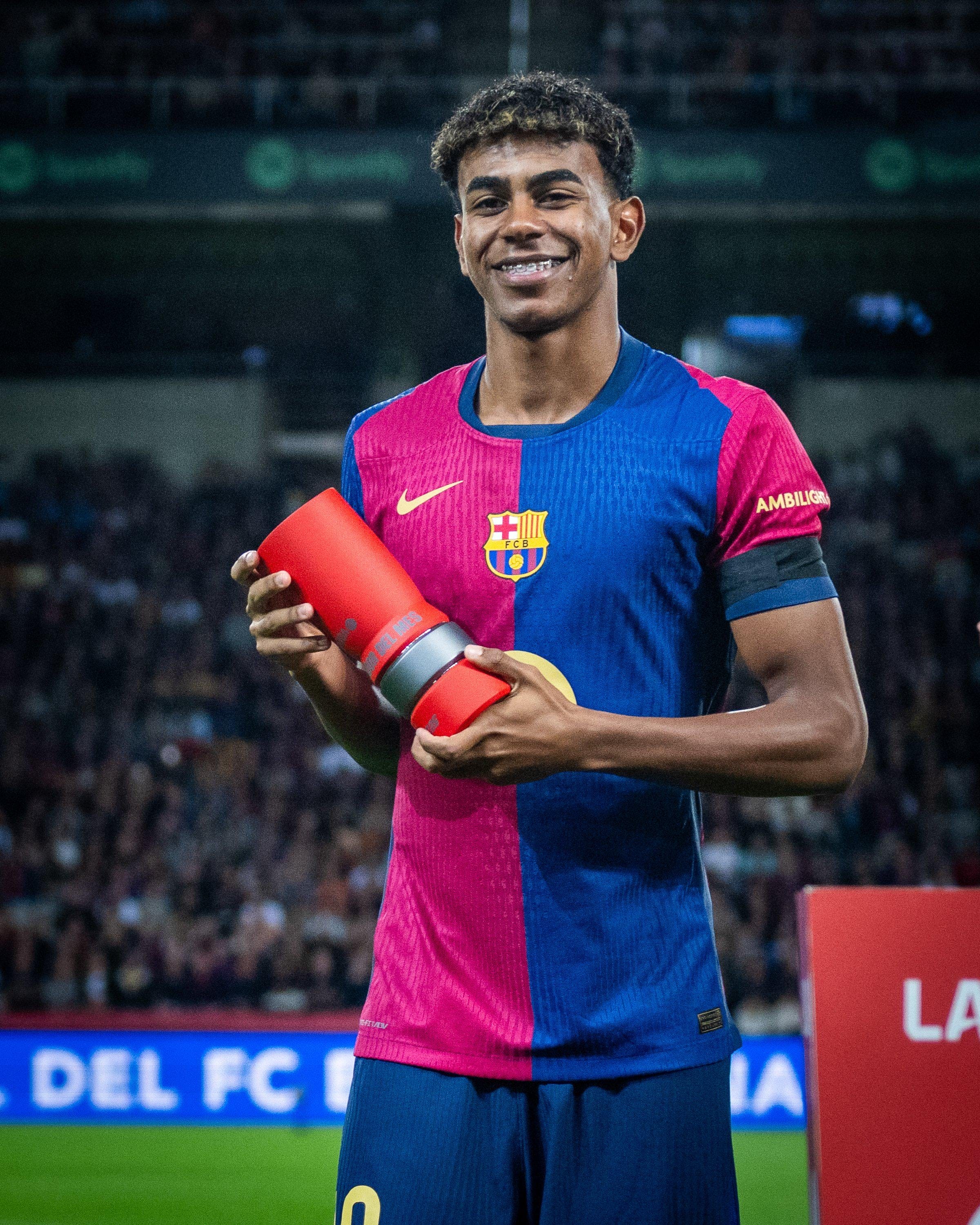 Lamine Yamal nhận giải Cầu thủ xuất sắc nhất tháng La Liga