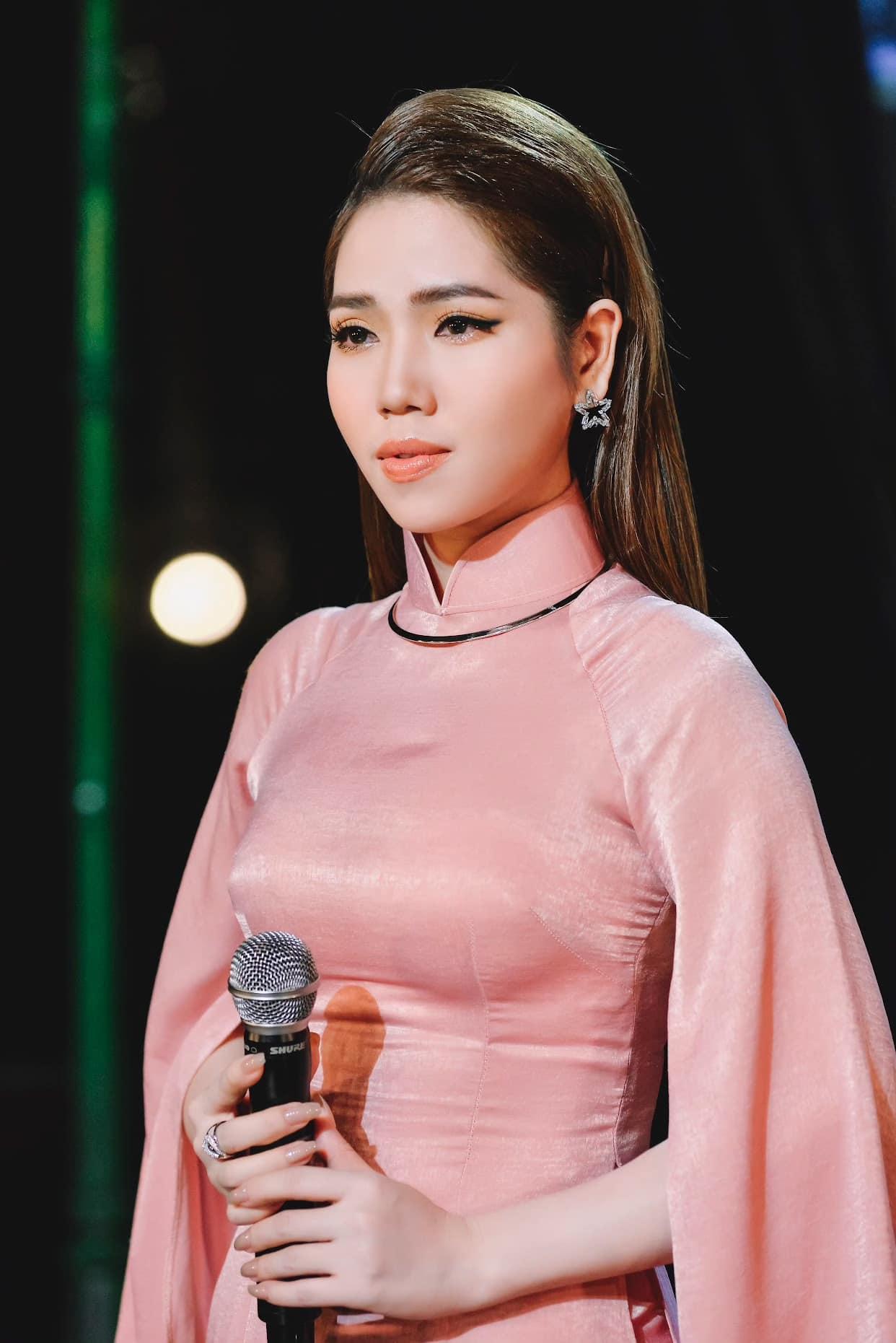 Nữ ca sĩ Lan Vy duyên dáng trên sân khấu