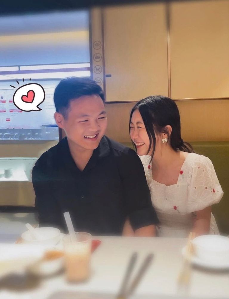 Chàng trai trẻ Hà Việt Hoàng với phong thái tự tin và trí tuệ nổi bật