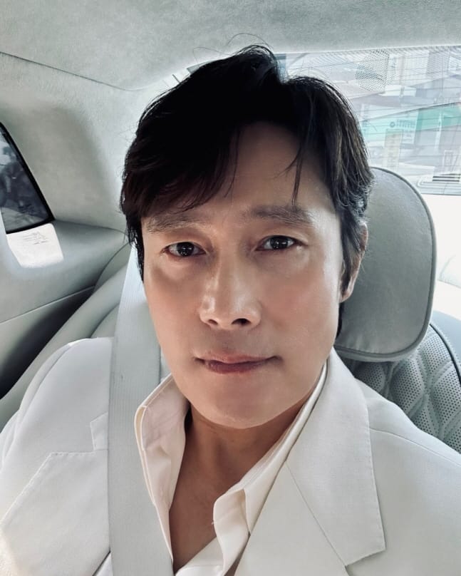 Lee Byung Hun tạo dáng tự tin chụp ảnh selfie