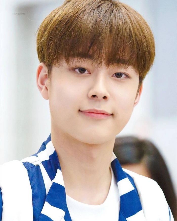 Yoo Seon-ho trong khoảnh khắc tự nhiên, thể hiện phong cách trẻ trung, năng động của ngôi sao K-Pop