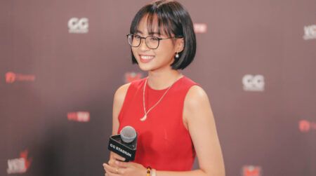 Minh Nghi trên sân khấu chia tay VETV với biểu cảm xúc động